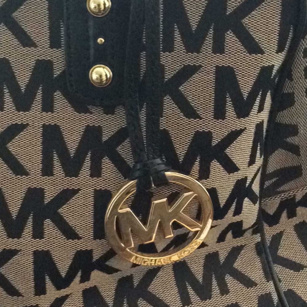 Michael Kors MK Signature Large Satchel - Picture 7 of 8